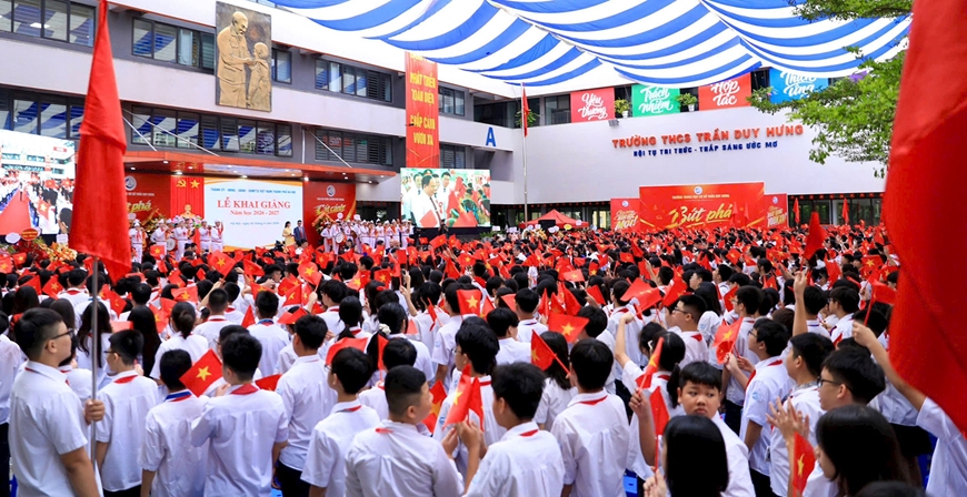 Bí thư Thành ủy Hà Nội dự lễ khai giảng năm học mới tại Trường THCS Trần Duy Hưng