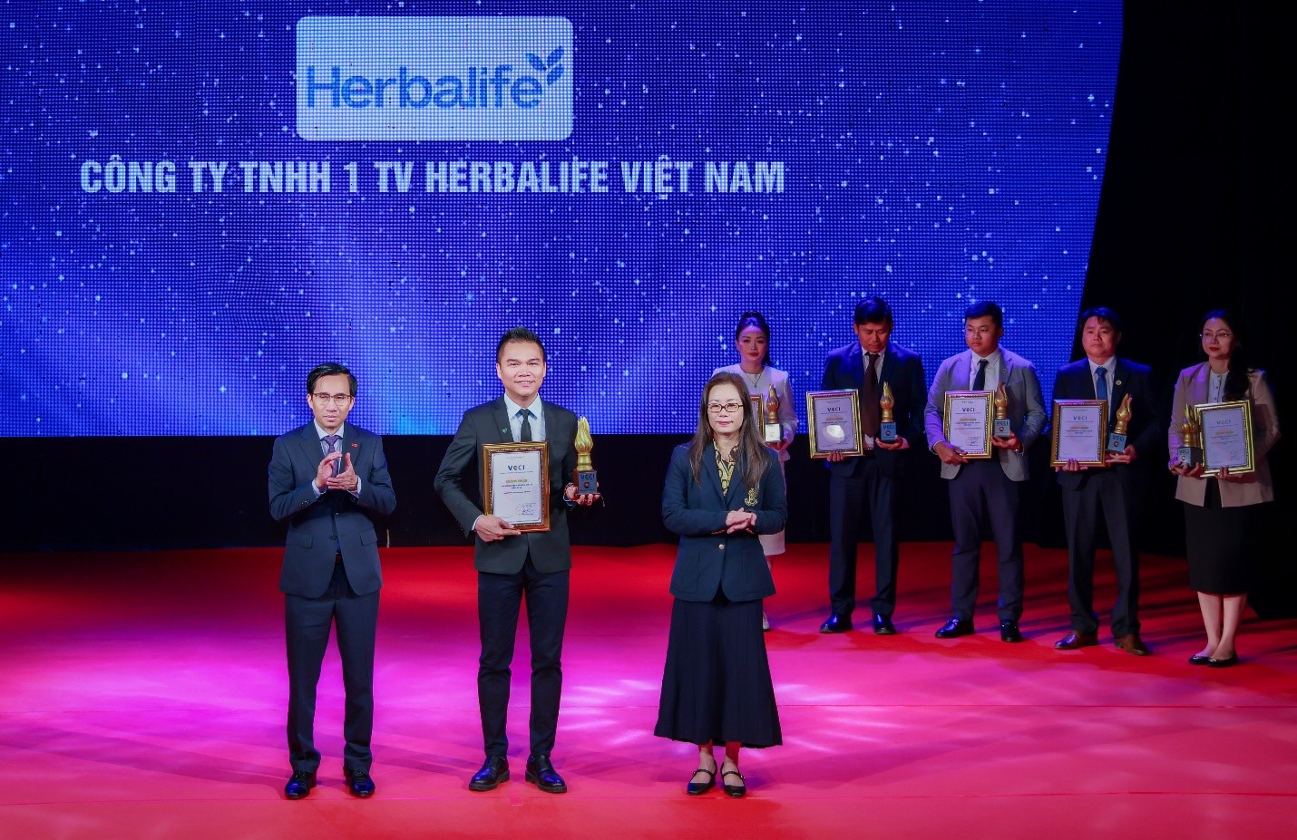 Herbalife Việt Nam được vinh danh là “Doanh Nghiệp Văn Hóa, Uy Tín” năm 2025 bởi Liên đoàn Thương mại và Công nghiệp Việt Nam